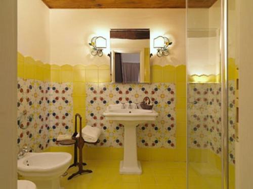 un baño con lavabo e inodoro en La Pecora Ladra Appartamenti, en Montalto di Castro