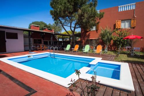 una piscina en el patio trasero de una casa en Apartamentos lo de Renan, en La Paloma