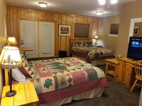 a hotel room with two beds and a television at Willard Munger Inn in Duluth