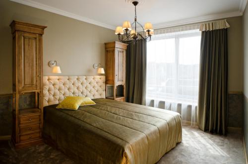 Кровать или кровати в номере Ursula Royal Apartments