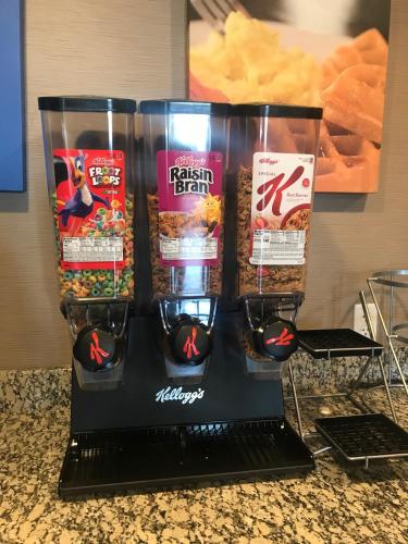 Een presentatie van voedsel in een bak op een toonbank bij Heartland Inn and Suites in Wheatland