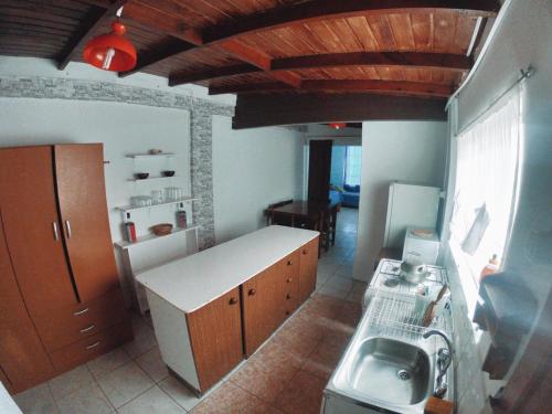 a kitchen with a sink and a counter top at Cabaña Pichidangui in Pichidangui