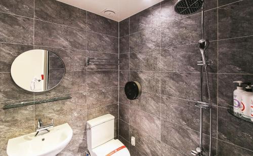 W łazience znajduje się toaleta, umywalka i lustro. w obiekcie If Business Hotel w mieście Changwon