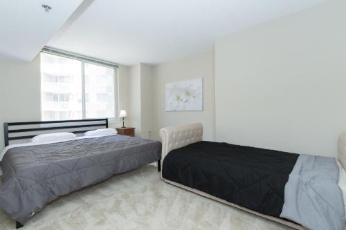 A bed or beds in a room at Luxury Apartments by Courthouse Metro
