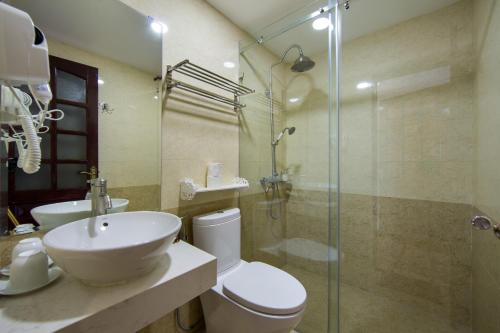 uma casa de banho com um WC, um lavatório e um chuveiro em S Central Hotel and Spa em Hanói