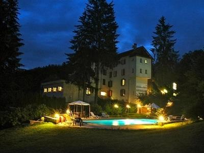 Bazén v ubytování Hôtel Restaurant des Lacs nebo v jeho okolí