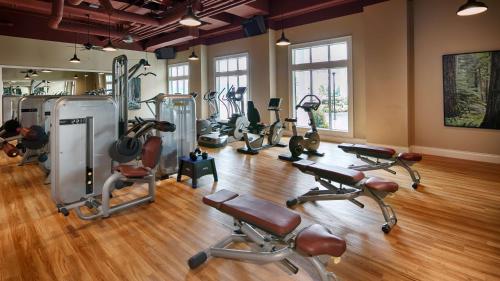 een fitnessruimte met diverse fitnessapparatuur in een kamer bij Prestige Oceanfront Resort, WorldHotels Luxury in Sooke