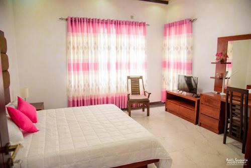 a bedroom with a bed and a chair and a dresser at Cogent Holiday Home in Gelioya