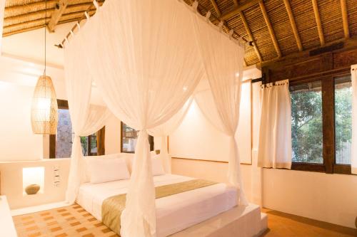 Säng eller sängar i ett rum på The Mandana Villa Gili Air