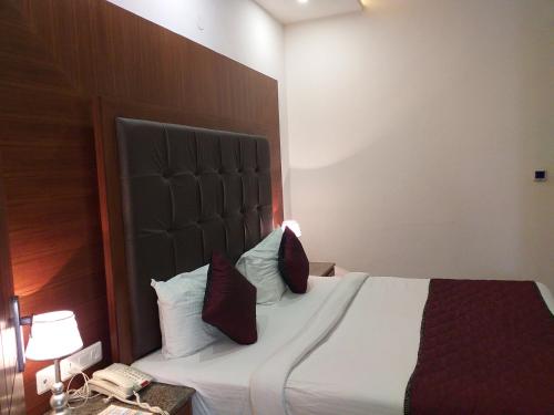 Postel nebo postele na pokoji v ubytování Grand Hotel Nawanshahr