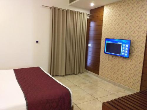 TV a/nebo společenská místnost v ubytování Grand Hotel Nawanshahr