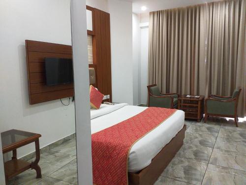 TV a/nebo společenská místnost v ubytování Grand Hotel Nawanshahr