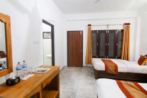 Cama o camas de una habitación en Hotel Chitwan Park Village