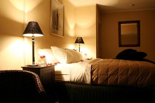 Un pat sau paturi într-o cameră la Millton Park Estate