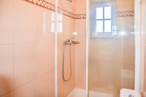 a bathroom with a shower and a toilet at São Rafael Townhouse By OCvillas in Albufeira