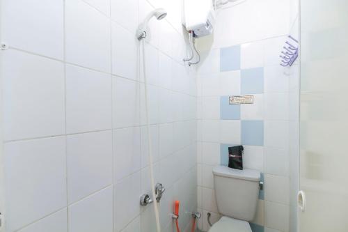 Ванная комната в RedDoorz @ Tanjung Duren