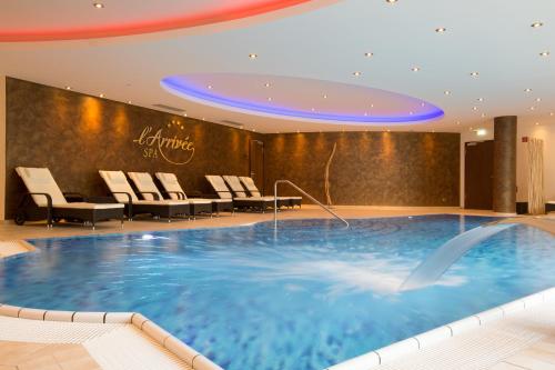 Bazén v ubytování l'Arrivée Hotel & Spa nebo v jeho okolí