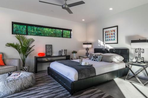 Un pat sau paturi într-o cameră la Best in Palm Springs • Featured in Dwell • 5 Bedrooms & All En Suite Baths