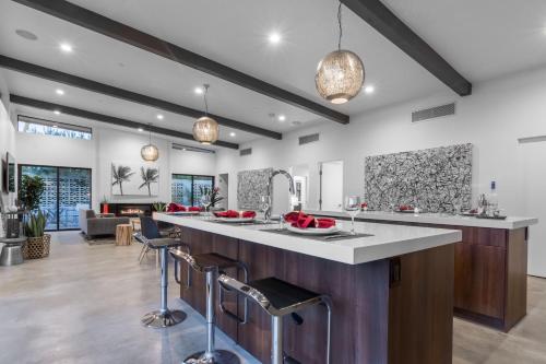 O bucătărie sau chicinetă la Best in Palm Springs • Featured in Dwell • 5 Bedrooms & All En Suite Baths