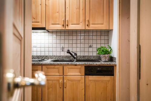 Η κουζίνα ή μικρή κουζίνα στο Residence Ciasa Giardun