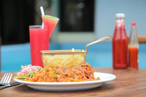 Makanan di atau berdekatan hotel