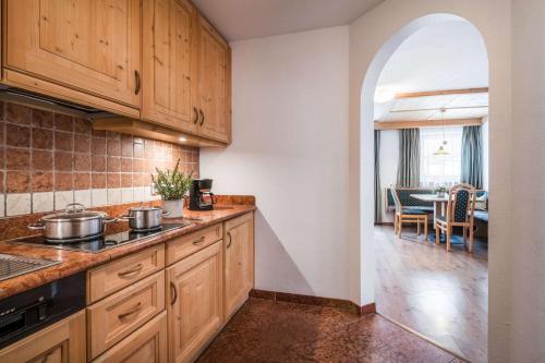 Η κουζίνα ή μικρή κουζίνα στο Residence Ciasa Giardun