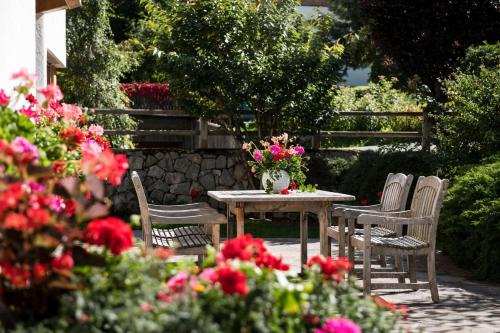 Κήπος έξω από το Residence Ciasa Giardun