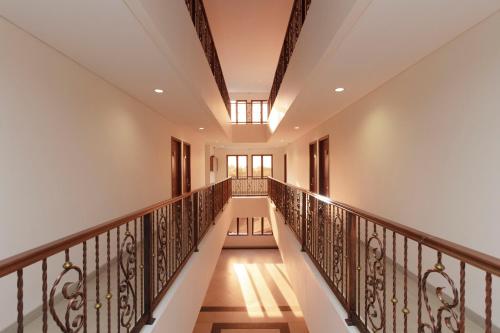 - un couloir dans une maison avec balcon dans l'établissement RedDoorz Plus @ CBD Bintaro, à Peladen