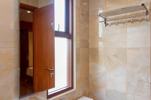 Koupelna v ubytování RedDoorz Plus @ CBD Bintaro