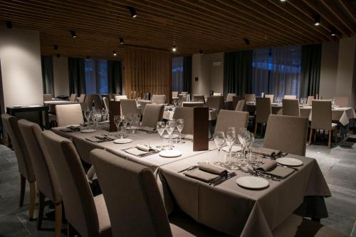 a conference room with a long table and chairs at Hotel La Vetta in San Domenico