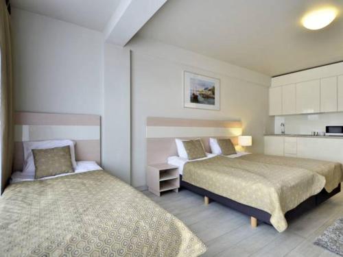 Habitación de hotel con 2 camas y cocina en Apartament Czarna Góra, en Sienna
