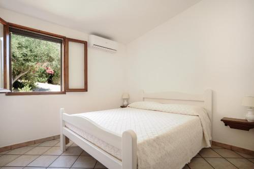 モンテ・ナイにあるVilla Panorama Costa Reiの白いベッドルーム(ベッド1台、窓付)