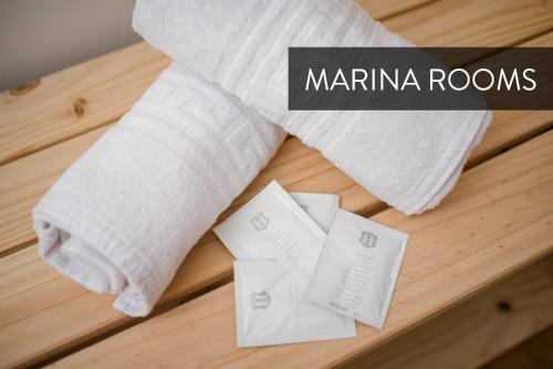 a white towel on a table with two cards at Marina Rooms in Madrid