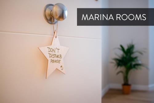 Сертификат, награда, вывеска или другой документ, выставленный в Marina Rooms