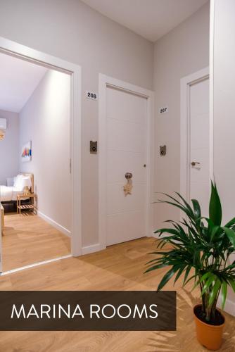Кровать или кровати в номере Marina Rooms