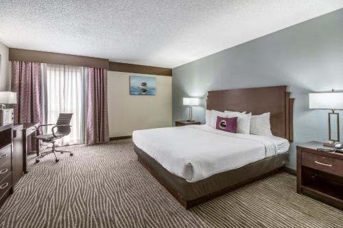Postel nebo postele na pokoji v ubytování Clarion Hotel Jackson Northwest