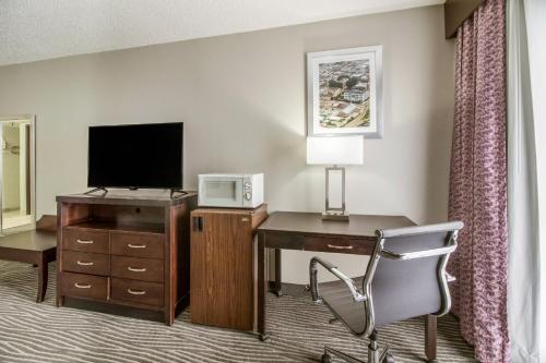 TV a/nebo společenská místnost v ubytování Clarion Hotel Jackson Northwest