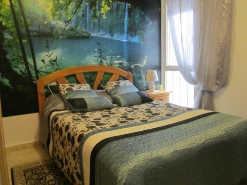 トレビエハにあるlos locos San Pascualのベッドルーム1室(大きな絵画が壁に描かれたベッド1台付)