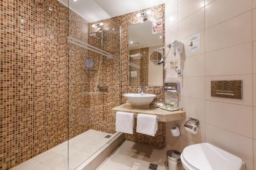 Riviera Hotel tesisinde bir banyo