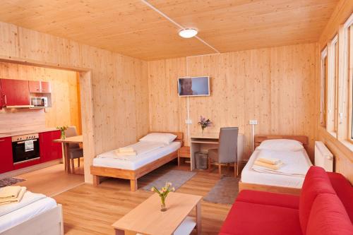 ein Wohnzimmer mit 2 Betten und einem Tisch in der Unterkunft Gästehaus Aquilin in Sankt Pölten