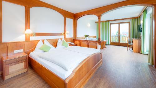 Ένα ή περισσότερα κρεβάτια σε δωμάτιο στο Golf-Tennis-Wellnesshotel Mori