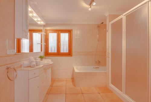 ベニッサにあるVillas Guzman - Sonrisasのバスルーム(バスタブ、シンク、シャワー付)