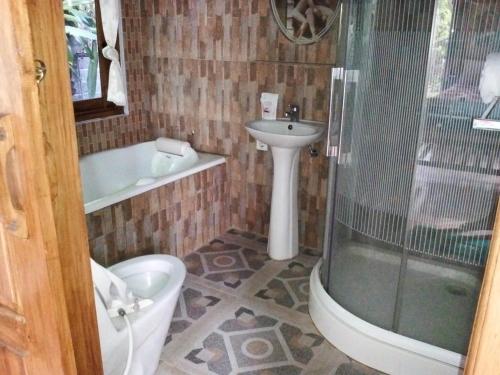 Um banheiro em Barclona Guesthouses Lovina