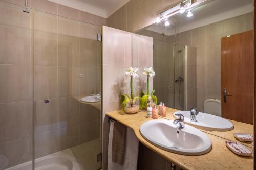 een badkamer met 2 wastafels en een douche bij Sea View Downtown - Albufeira in Albufeira