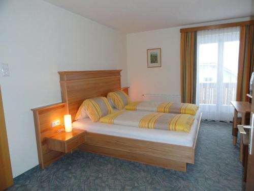Un pat sau paturi într-o cameră la Jagerhäusl
