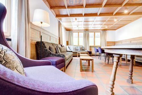 Posezení v ubytování Hotel Gasthof KREUZ