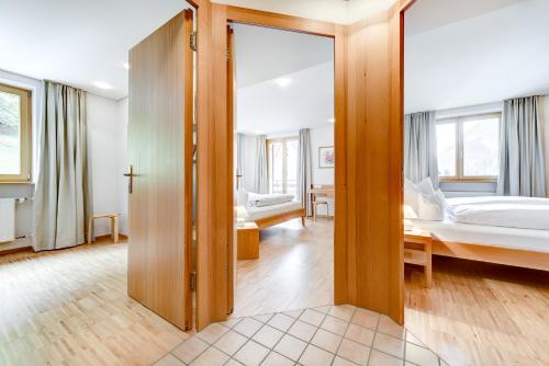 Postel nebo postele na pokoji v ubytování Hotel Gasthof KREUZ