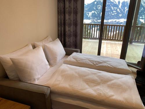 Een bed of bedden in een kamer bij Panorama Apart Weisses Rössl