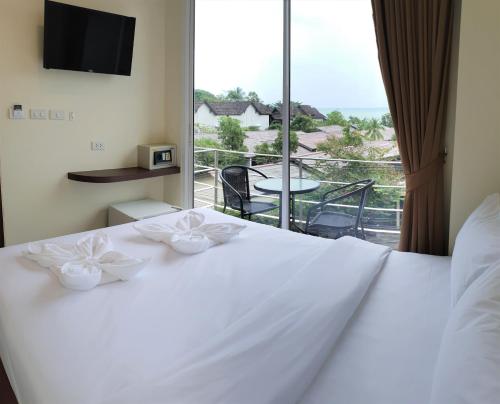 - une chambre avec un lit blanc et un balcon dans l'établissement Top Hostel Samui, à Chaweng