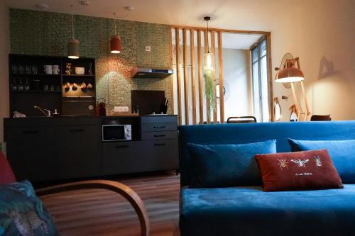 ブリーヴ・ラ・ガイヤルドにあるDUMYRAT #2 - Véritable pépite - 1 chambreのリビングルーム(青いソファ付)、キッチン